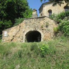 Kříž a socha v Pístově