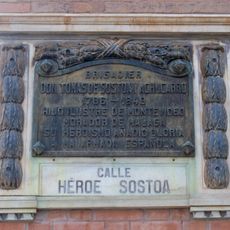 Placa a Tomás de Sostoa y Achúcarro