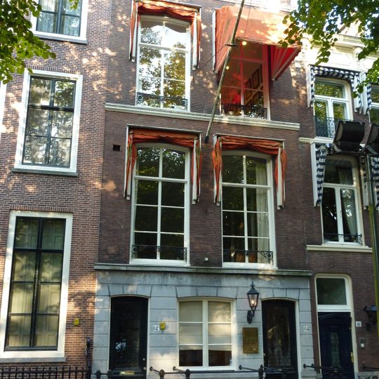 Pand met hoge gevel op natuurstenen voet van omstreeks 1800