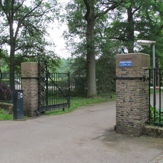 Toegangshek naar het landgoed De Hoge Veluwe. Het hek vormt een noordoostelijke toegang tot het park
