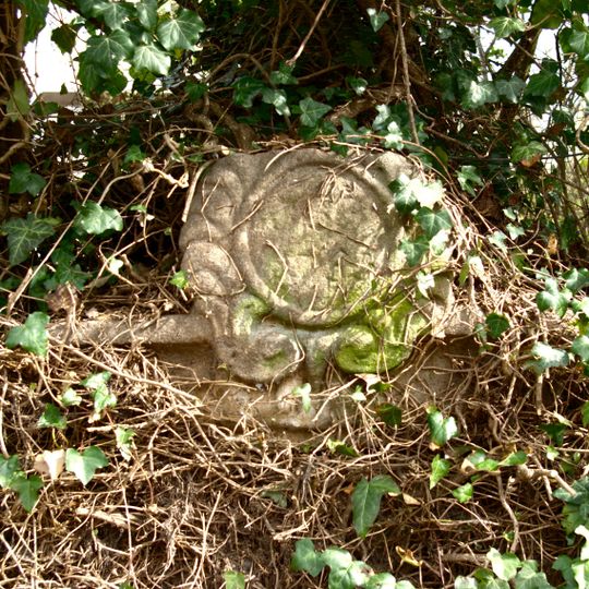 Ehemalige Bekrönung eines Hoftores