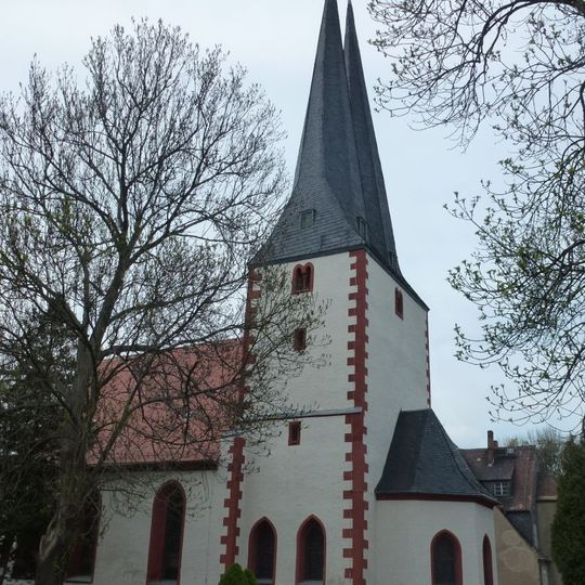 Kirche und Kirchhof mit Einfriedung sowie sogenannte Pestlinde und Denkmal für die Gefallenen des 1. Weltkrieges vor der Kirche Schulstraße -