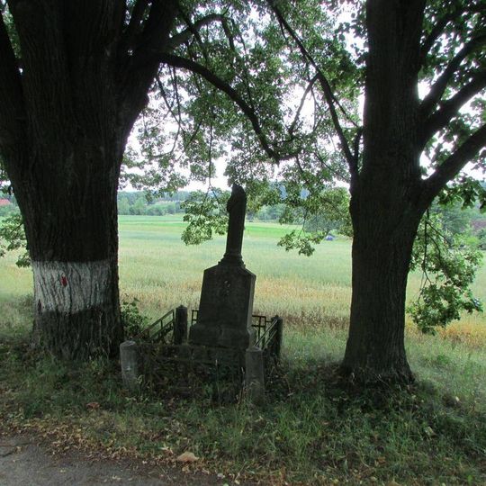 Poškozený kříž u odbočky k Dlouhé Vsi