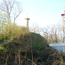 Sloup s křížem na vrcholu hory Kaňk