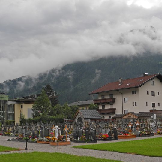 Alter Friedhofsteil mit Priestergrab