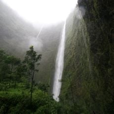 Hiʻilawe Falls