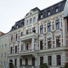 Mietshaus in geschlossener Bebauung mit Vorgarten Augustastraße 25