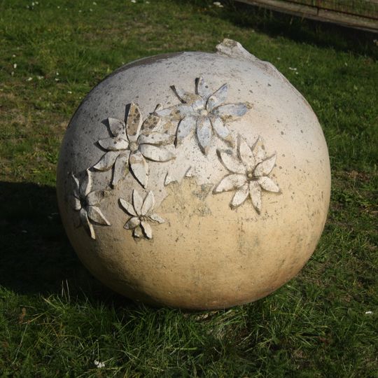 Kulová skulptura na ulici Generála Sochora