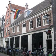 Koetshuis met gevel onder rechte lijst