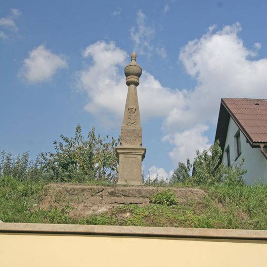 Žerotínský pomník s erbem